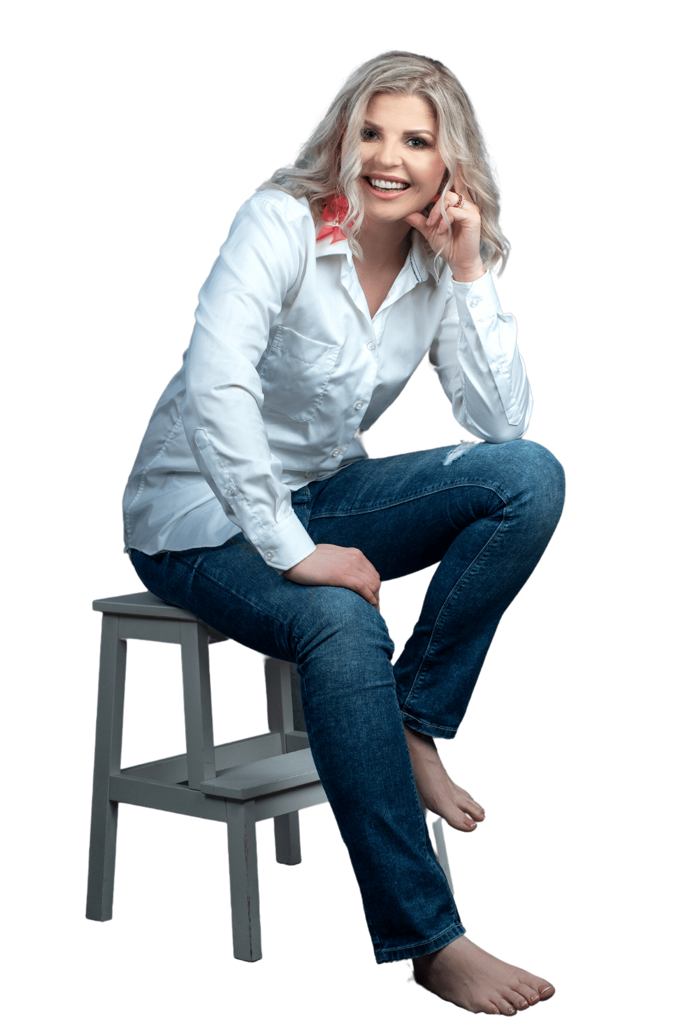 zdjęcie przedstawia uśmiechniętą kobietę - psycholog Justynę Terebę siedzącą na krześle, podpierającą jedną ręką głowę